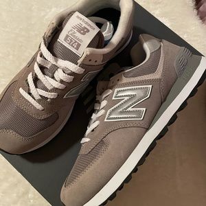NIB Women’s Size 9 New Balance 574’s in Gray & White